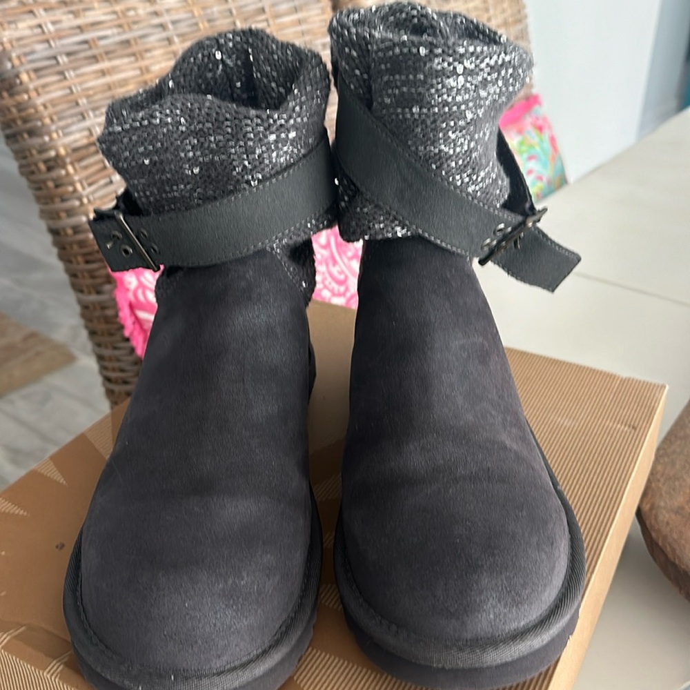 Never worn Uggs Cambridge Metallic